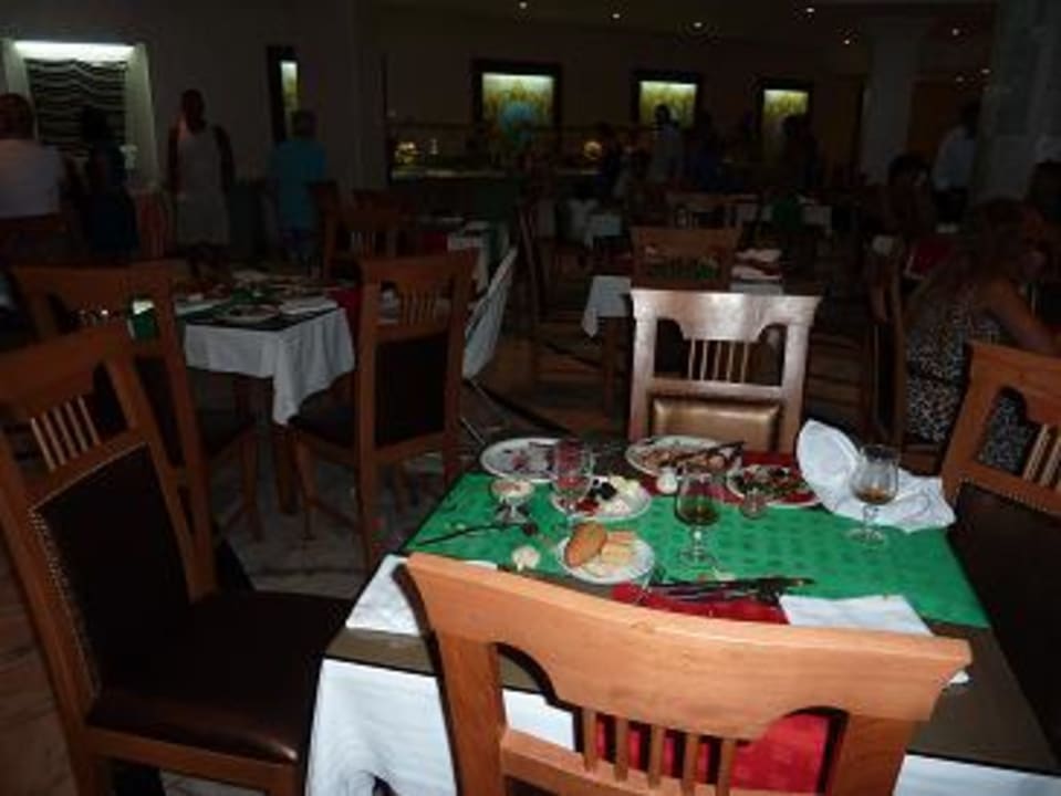 Nous devions débarrasser les tables et les re Sentido Marillia Resort & Spa