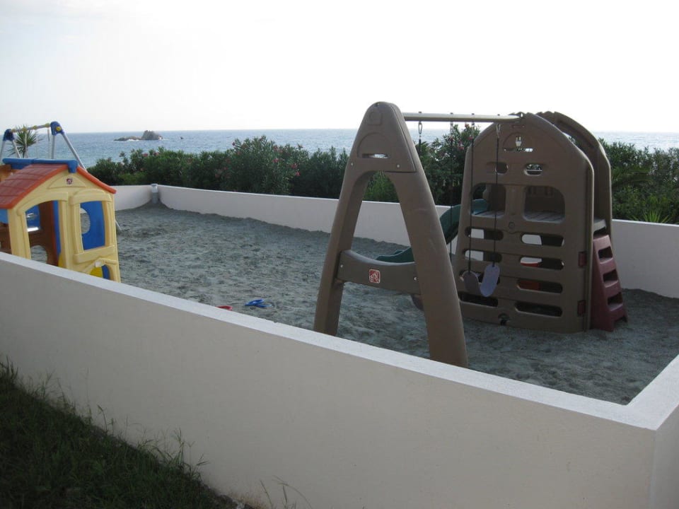 Aussicht auf Kinderspielplatz Pelekas Monastery (Im Umbau/Renovierung)
