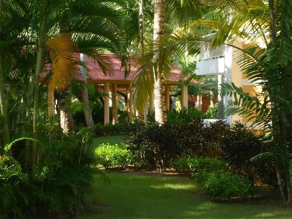 Überdachte Wege überall in der Anlage Grand Palladium Select Bávaro Resort & Spa