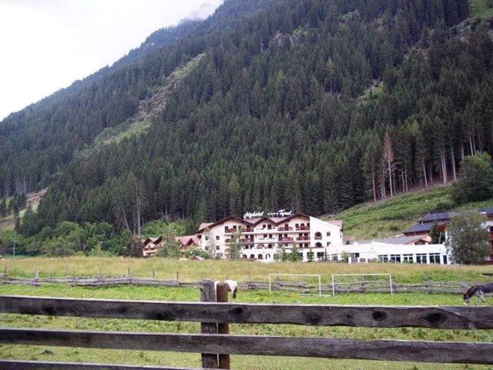Aussenansicht von der Zufahrtsstrecke Alphotel Alphotel Tyrol