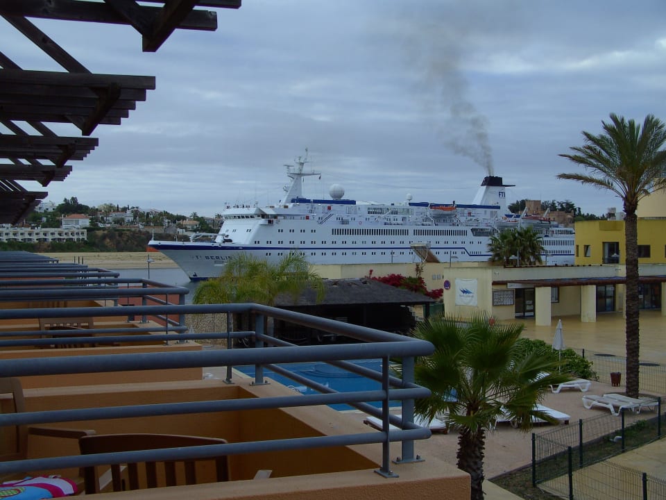 Kreuzfahrtschiff fährt direkt vorbei NH Marina Portimão Resort