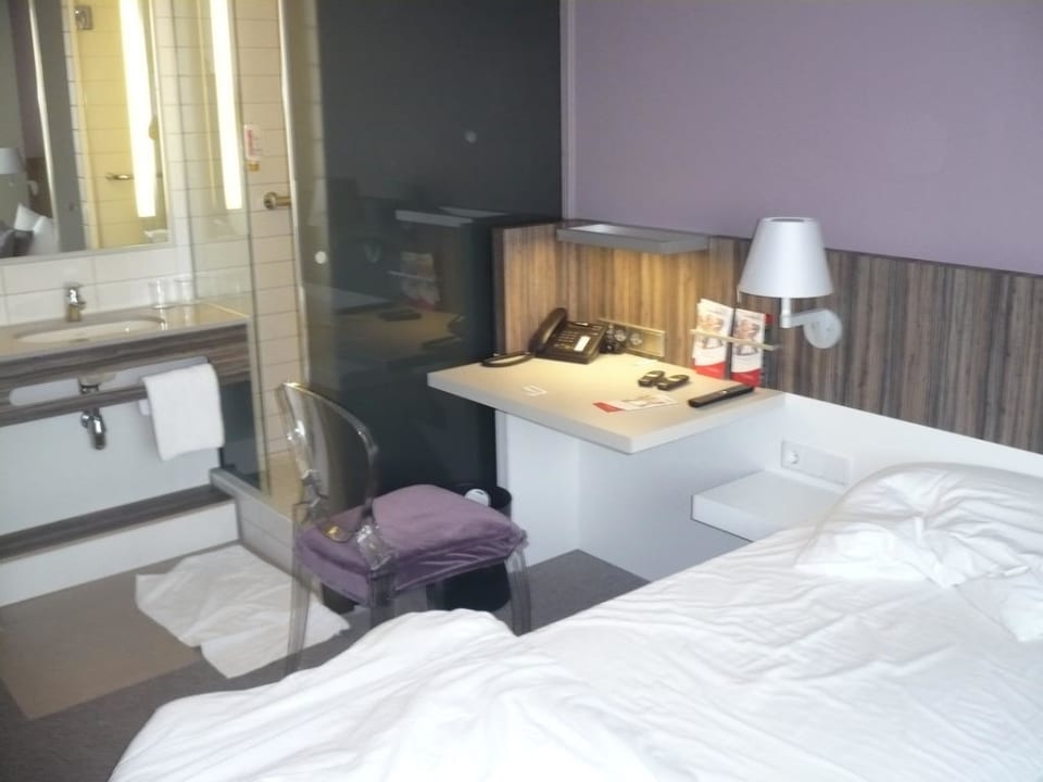 Bett, Schreibecke und Waschbecken Premier Inn Nürnberg City Nordost