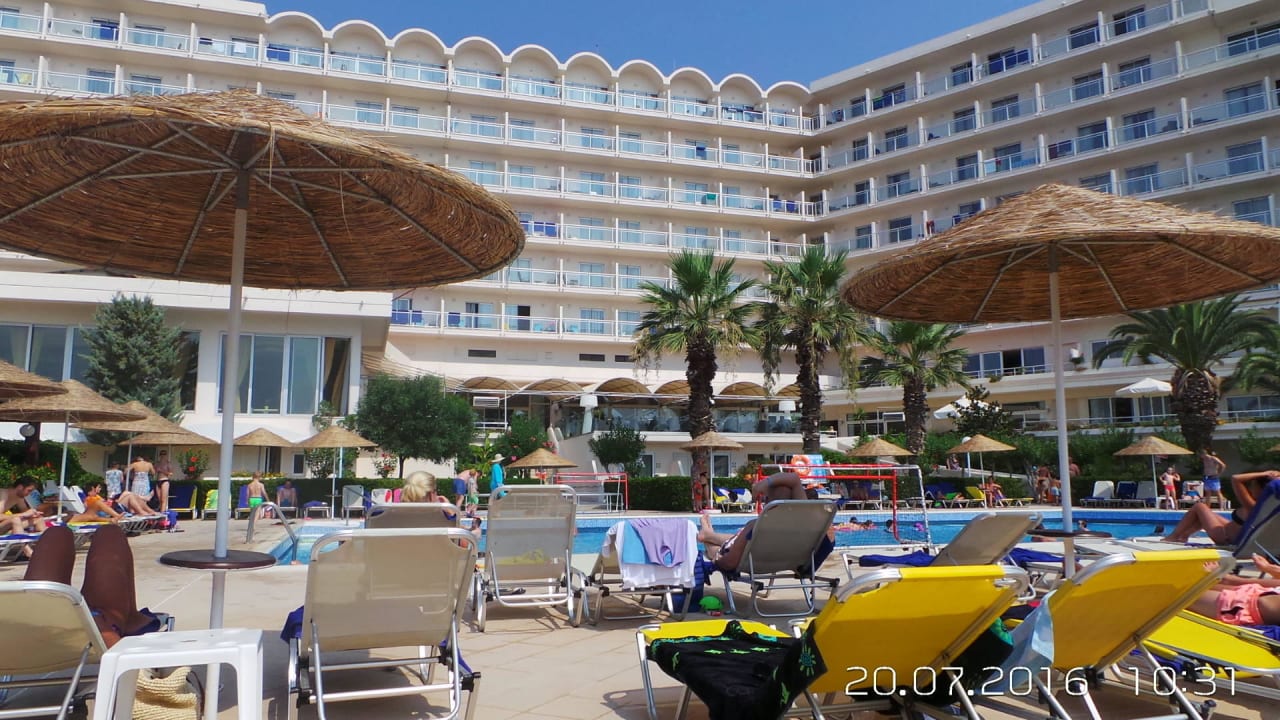Vor der Poolbar liegend Pegasos Deluxe Beach Hotel