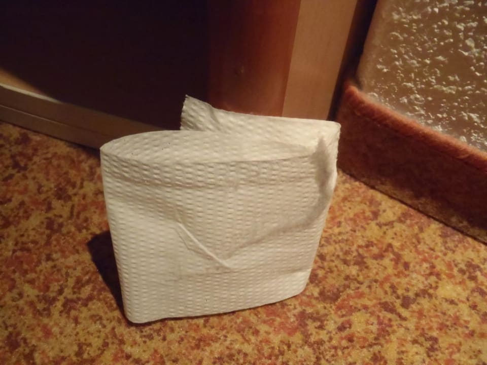 Staub an der Kommode im Zimmer Ibis Nürnberg Hauptbahnhof