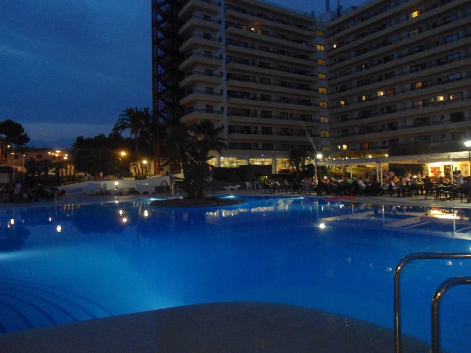 Poolanlage  bei Nacht BQ Belvedere Hotel