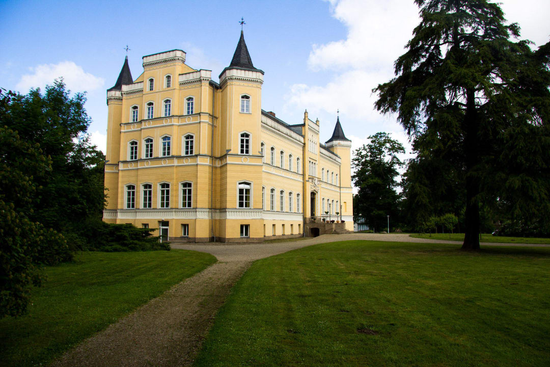 Schloss Seitenansicht Hotel Schloss Kröchlendorff