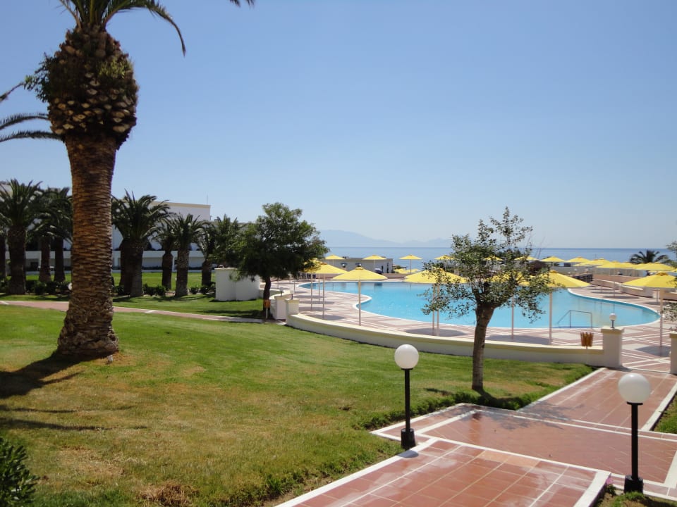 Widok na ogród i basen Mitsis Norida