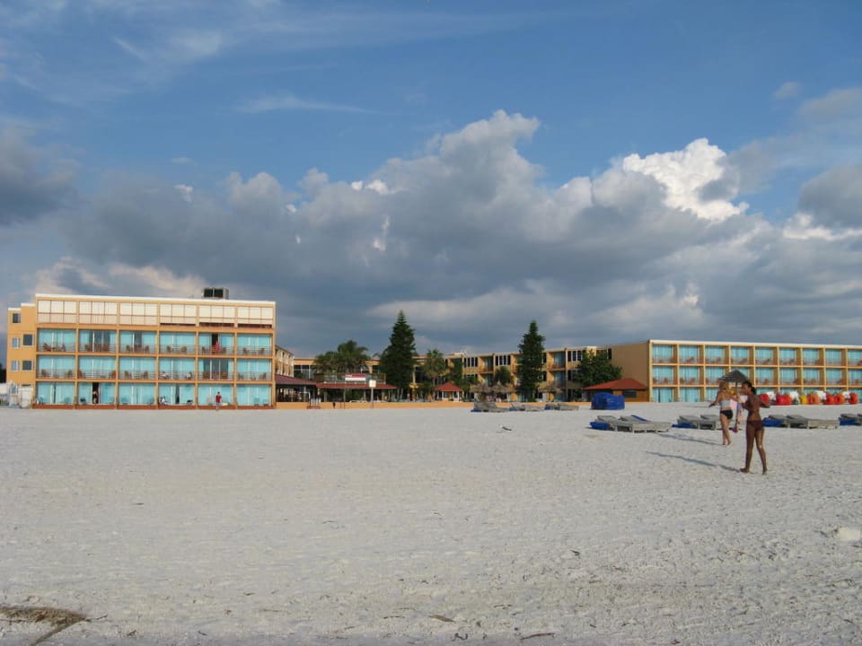 Blick vom Strand auf das Hotel Hotel Dolphin Beach Resort