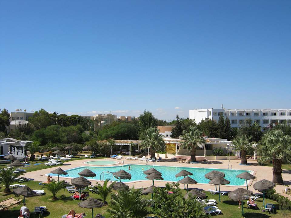 Poolanlage von oben Cyclamens Mechmoum Hotel & Spa