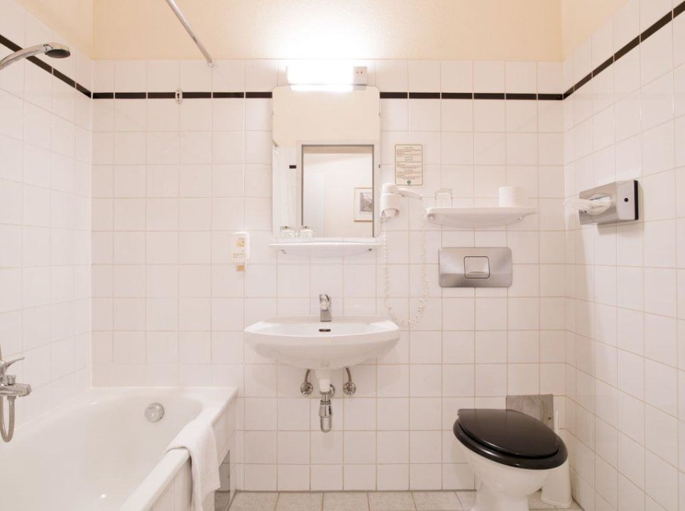 Badezimmer mit Badewanne Hotel Graf Stadion