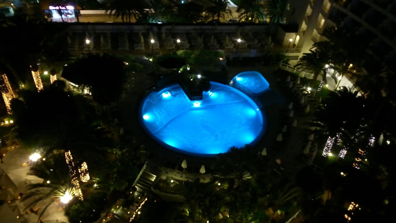 Blick bei Nacht vom 11.Stock auf den Hotelpool Seaside Hotel Sandy Beach