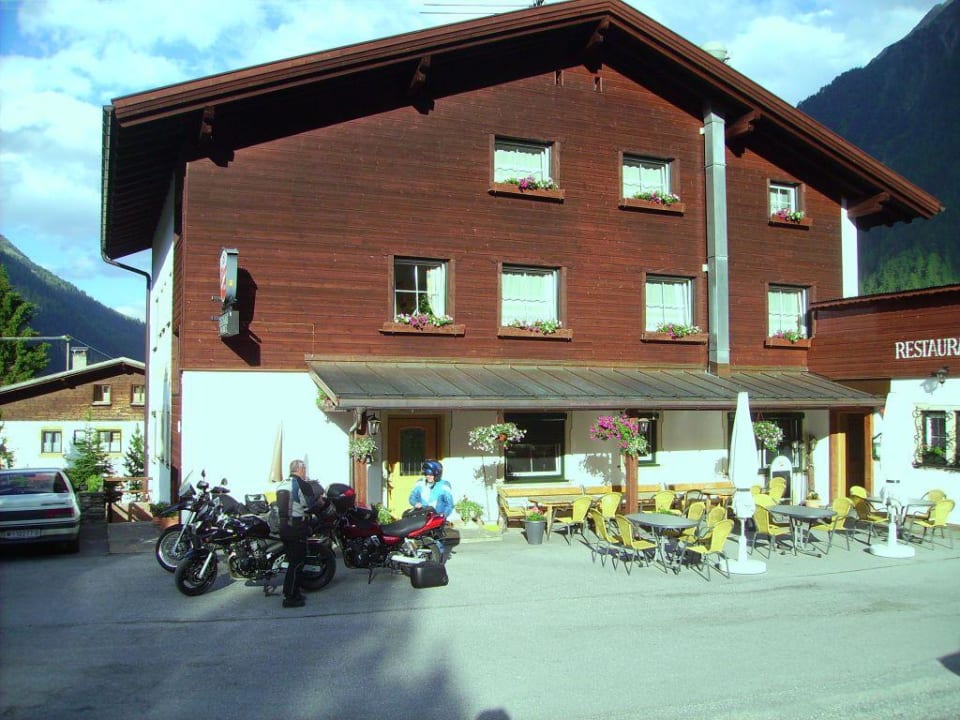 Ansicht Eingangsbereich und Terrasse Gasthof Pension Ruetz