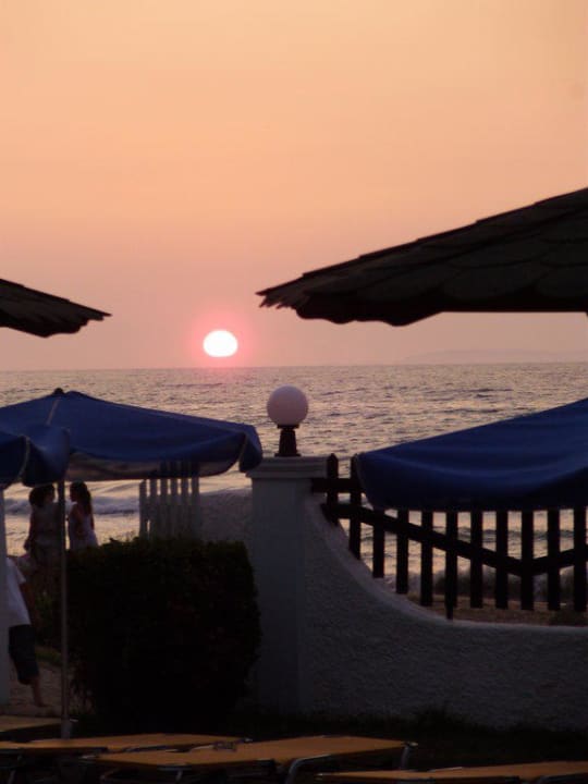 Sonnenuntergang vor der Haustüre Acharavi Beach Hotel