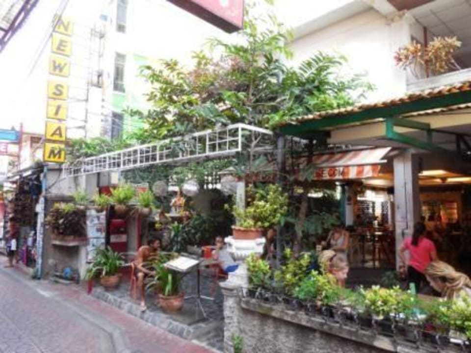 Mitten in einer kleinen belebten Gasse. Hotel New Siam I