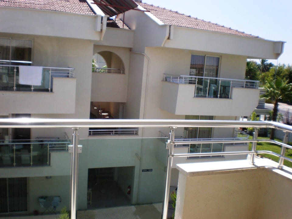 Blick vom Balkon auf das gegenüberliegende Haus Dream Family Club