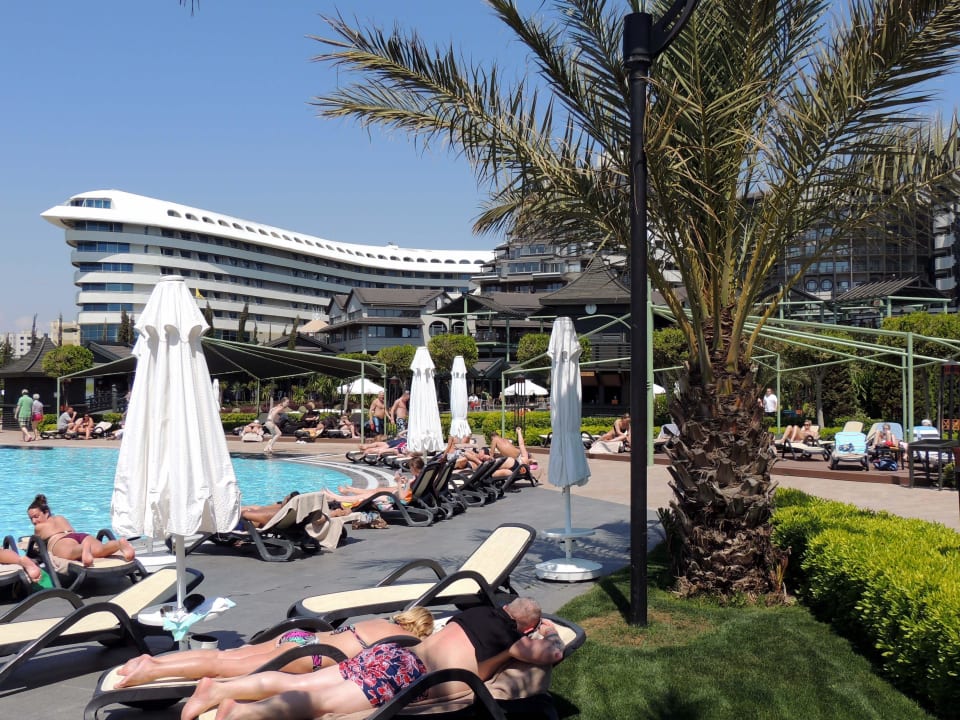 Pool, im Hintergrung das Nachbarhotel Concorde Limak Lara Deluxe Hotel & Resort