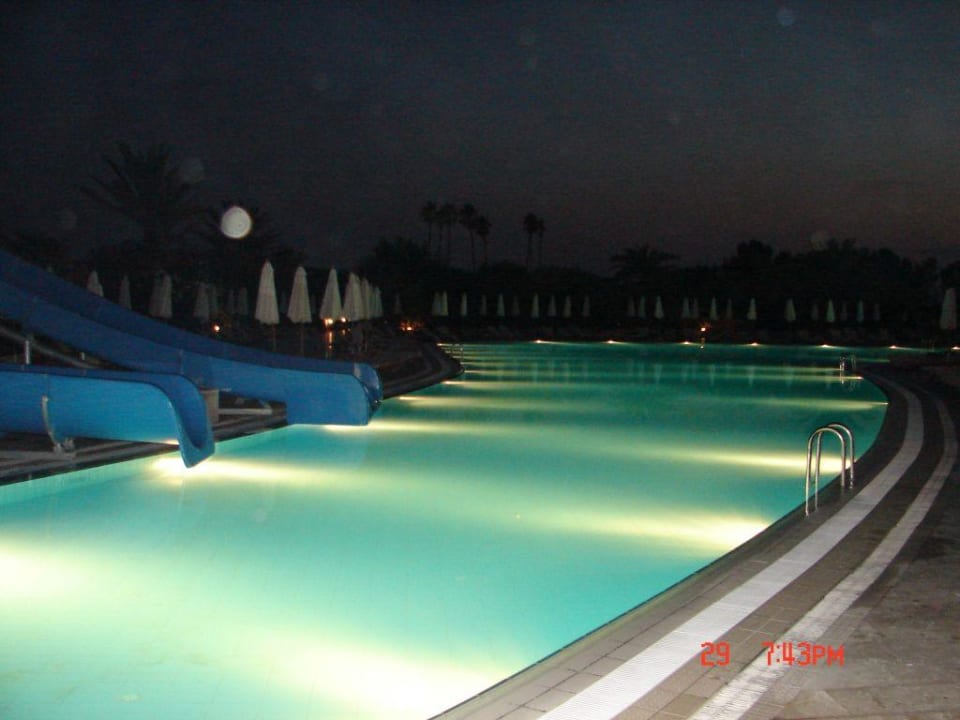 Pool am Abend Green Max Hotel