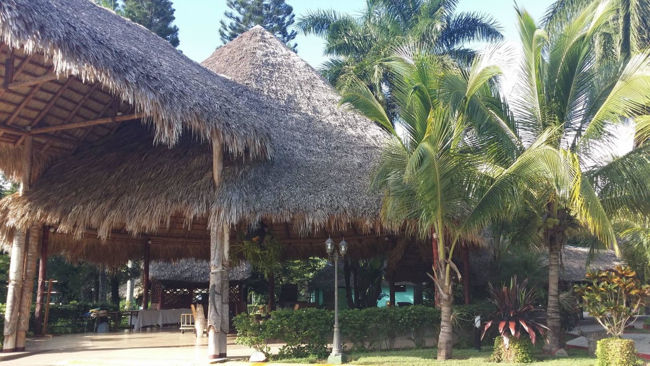 Ansicht Hotel vom Parkplatz aus Hotel Los Caneyes