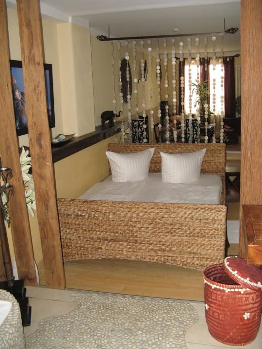 Doppelbett steht an der Wand June Six Hotel Hannover City