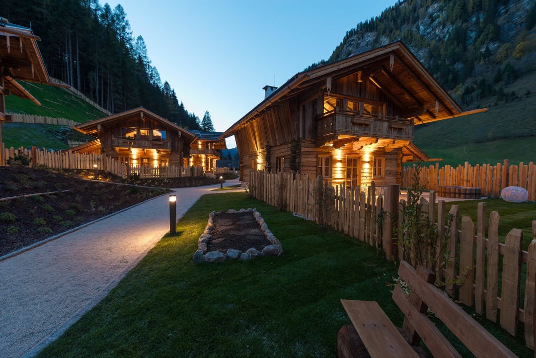 Chalet bei Dämmerungs-Stimmung Chaletdorf Auszeit
