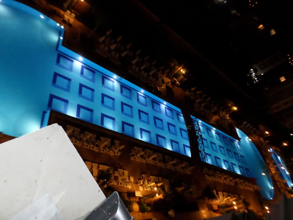 Havuz gece Wyndham Garden Lara