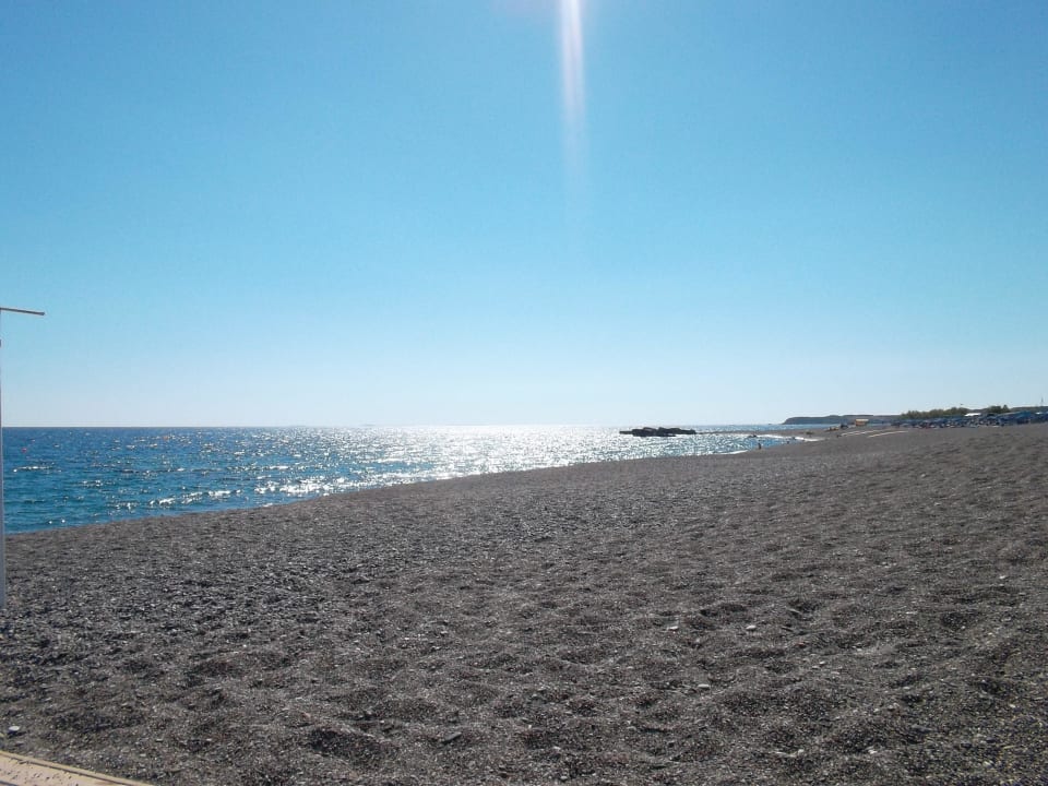 Kiesstrand vom Hotel Coriva Beach Hotel & Bungalows