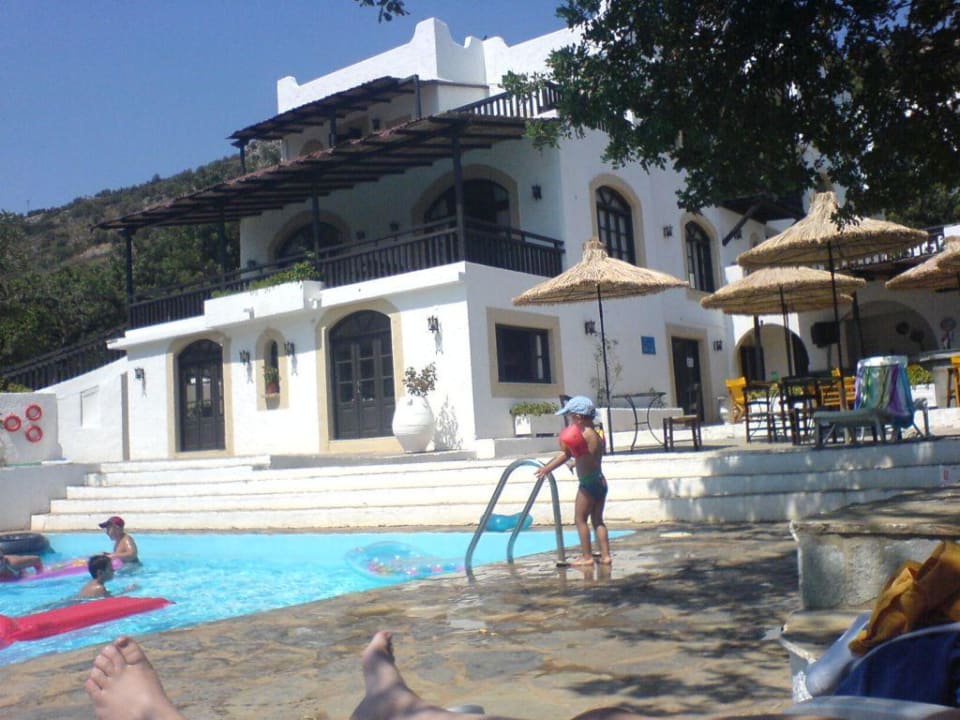 Pool mit Frontansicht des Hotels Hotel Heliotrope