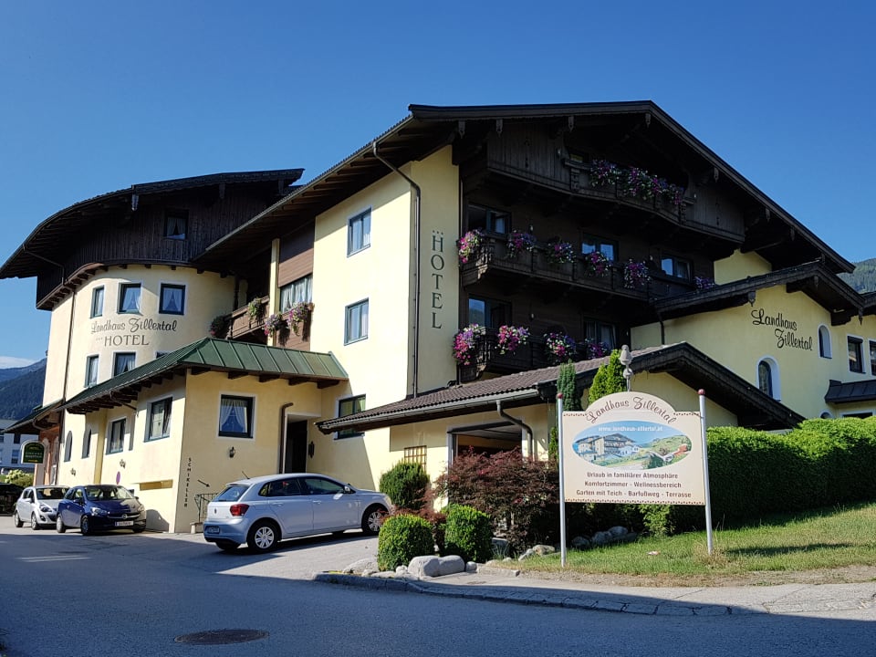 Außenansicht Hotel Landhaus Zillertal