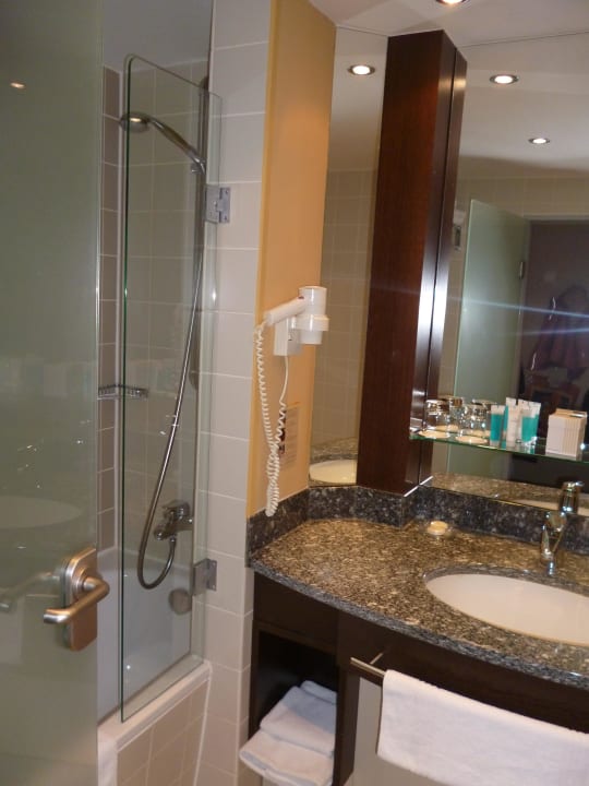 Bad Essential by Dorint Frankfurt-Niederrad