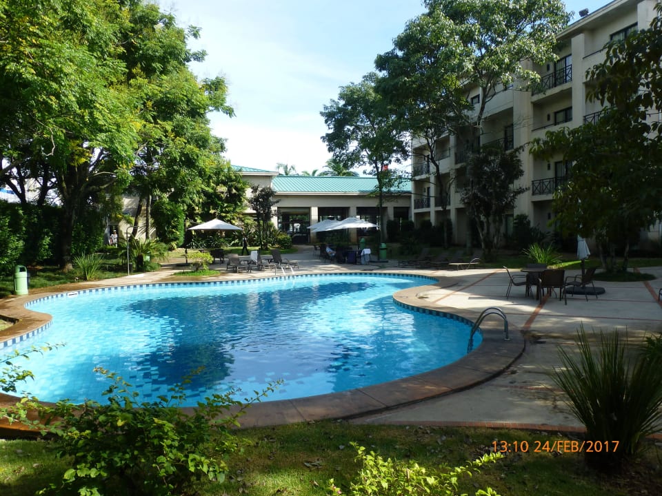 Sauberer und gepflegter Pool Hotel Panamby Guarulhos