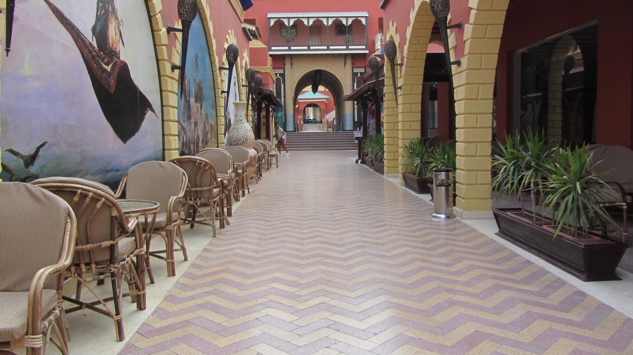 Innenbereich mit versch. Bars Pickalbatros Alf Leila Wa Leila Resort - Neverland Hurghada