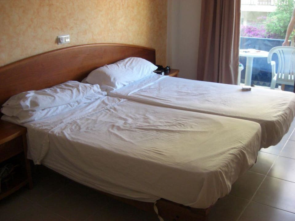 Ein "frisch" gemachtes Bett im Flacalco Flacalco Hotel & Apartments