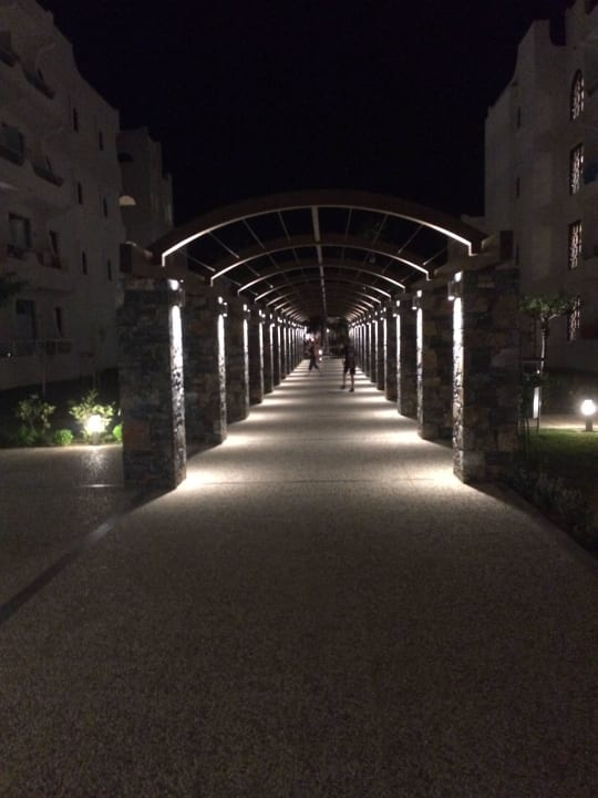 Innenhof im Dunklen Atlantica Akti Zeus Hotel