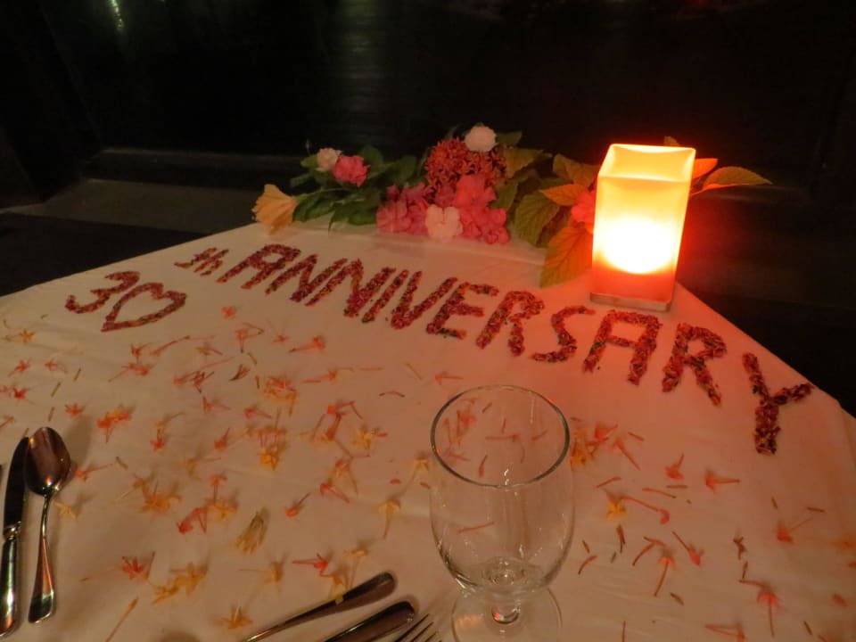 Sehr schön gedeckter Tisch zum 30. Hochzeitstag Adaaran Select Hudhuran Fushi - Premium All Inclusive