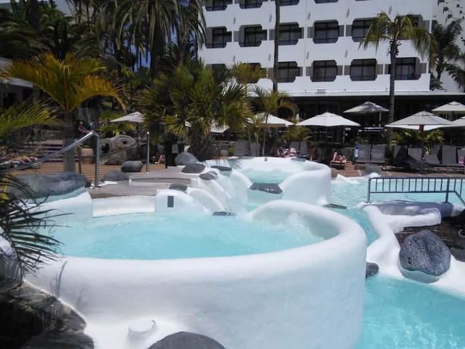 Ein Whirlpool zum Sitzen, einer zum Reinlegen Corallium Beach by Lopesan Hotels - Adults only