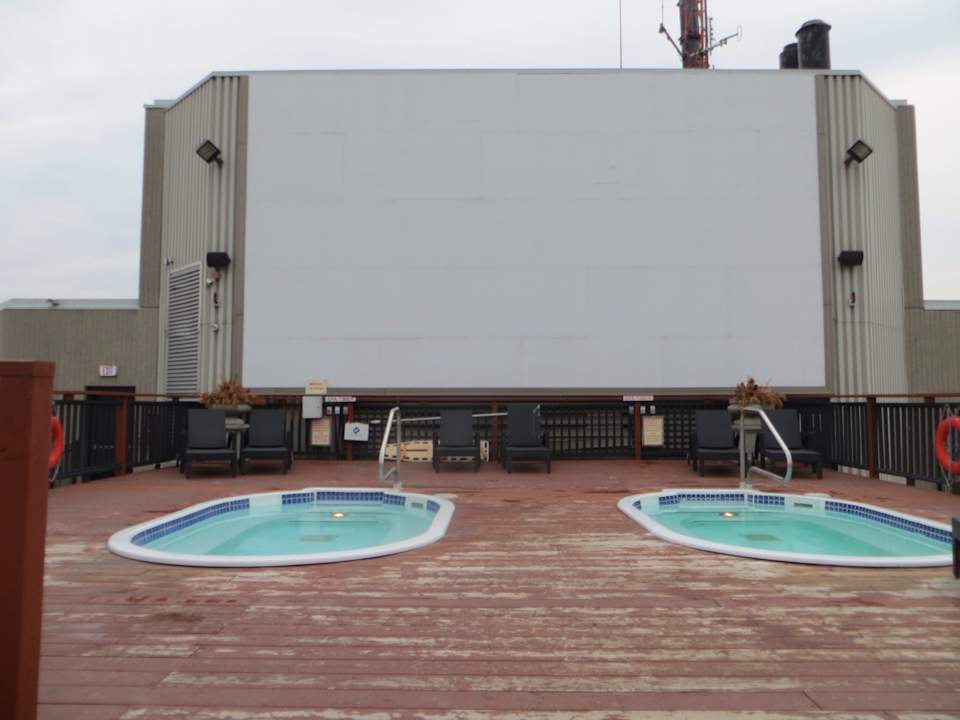 Whirlpool + Videoleinwand auf der Dachterrasse The Grand Hotel Toronto