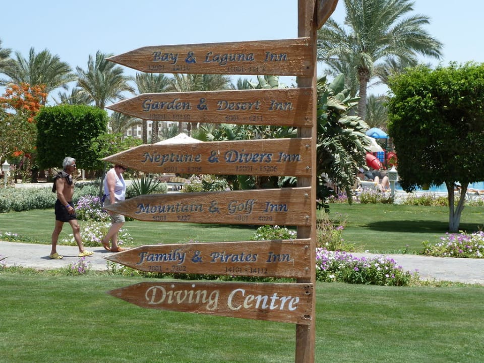 Hinweisschilder Brayka Bay Resort