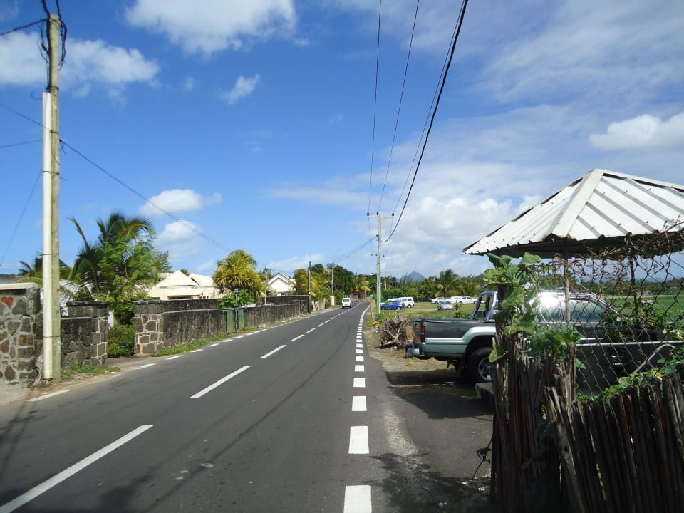 Straße, die vor dem Hotel vorbeiführt Friday Attitude