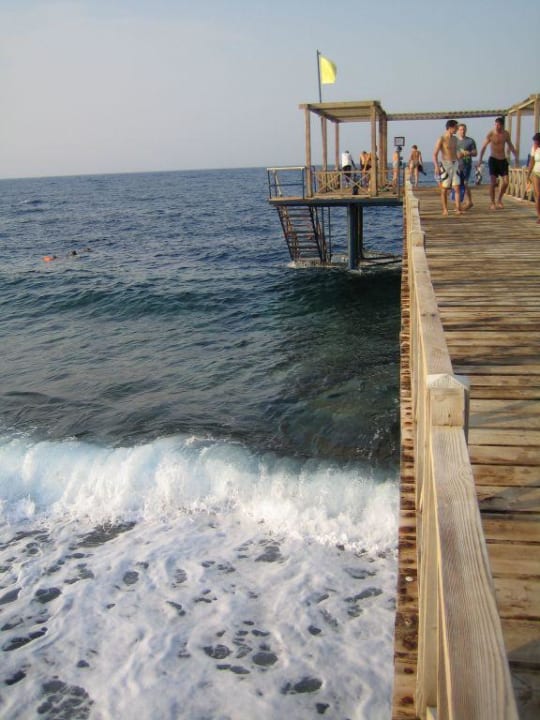 Steg und Treppe zum Riff Radisson Blu Resort, El Quseir