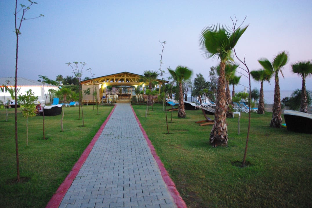 Links vorm Strand, hinten Teehaus Sultan of Dreams Hotel & Spa