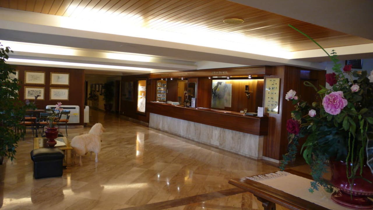 Die Rezeption allsun Hotel Bahia del Este