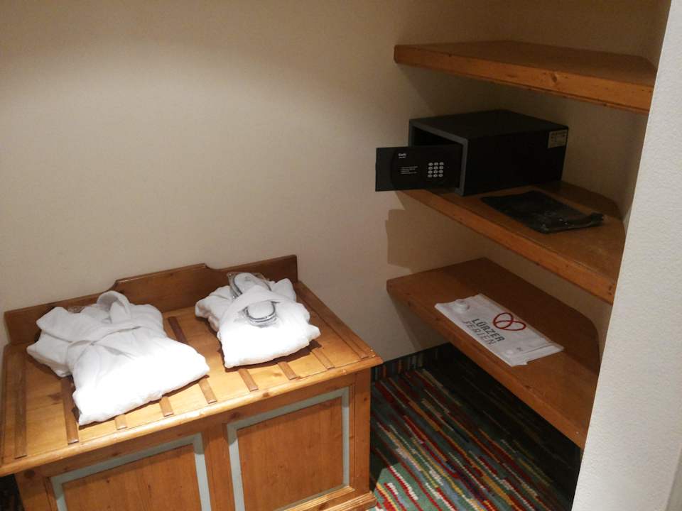 Schrankraum(andere Seite:Lege-/Hängemöglichkeiten) LÜ - Hotel in der Mitte