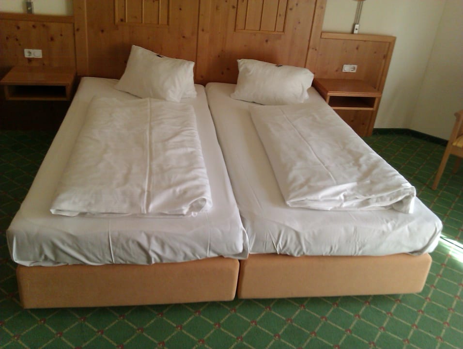 Lieblos gemachtes Bett Hotel Althof Retz
