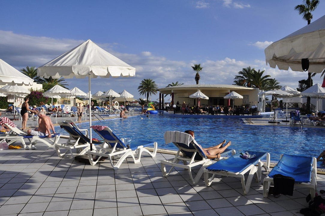 Pool mit Poolbar in der Mitte Royal Lido Resort & Spa