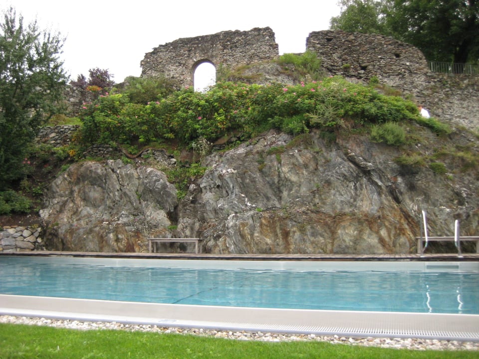Der "Infinity"- Außenpool Hotel Schloss Sonnenburg