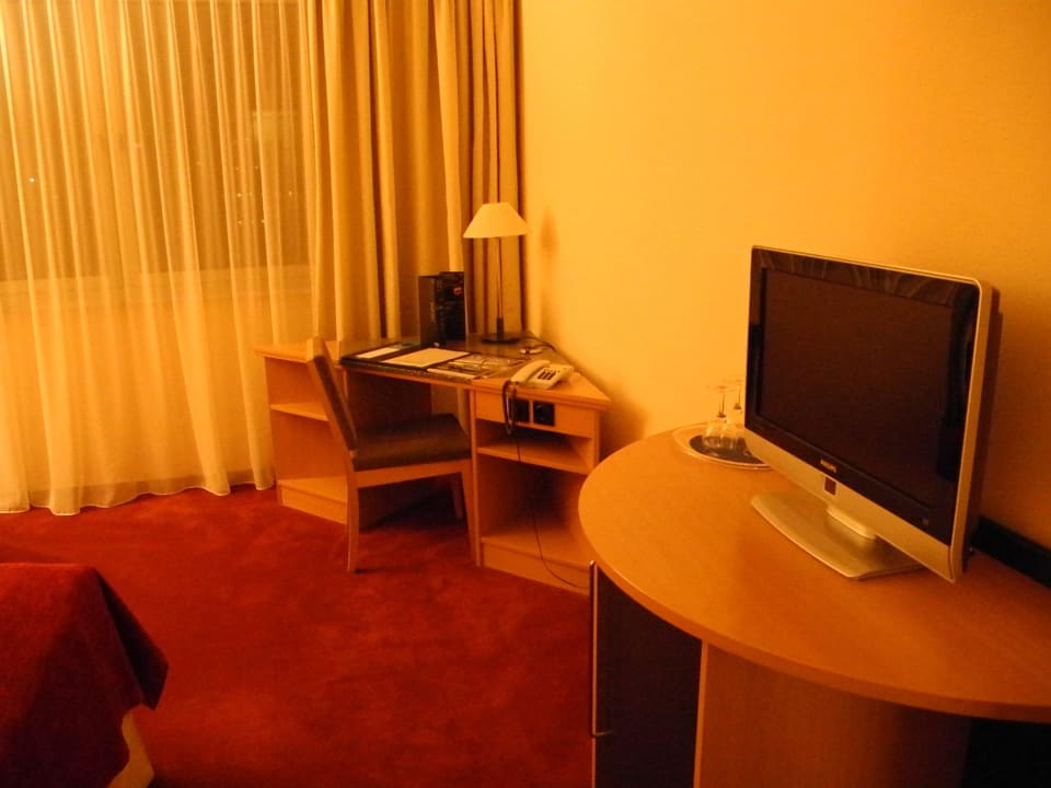 Kleiner Schreibtisch und TV-Tisch NH Dresden Neustadt