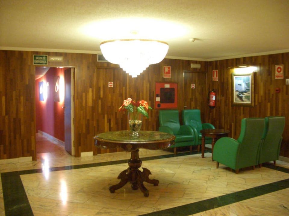 Flur zum Frühstücksraum Sallés Hotel Pere IV