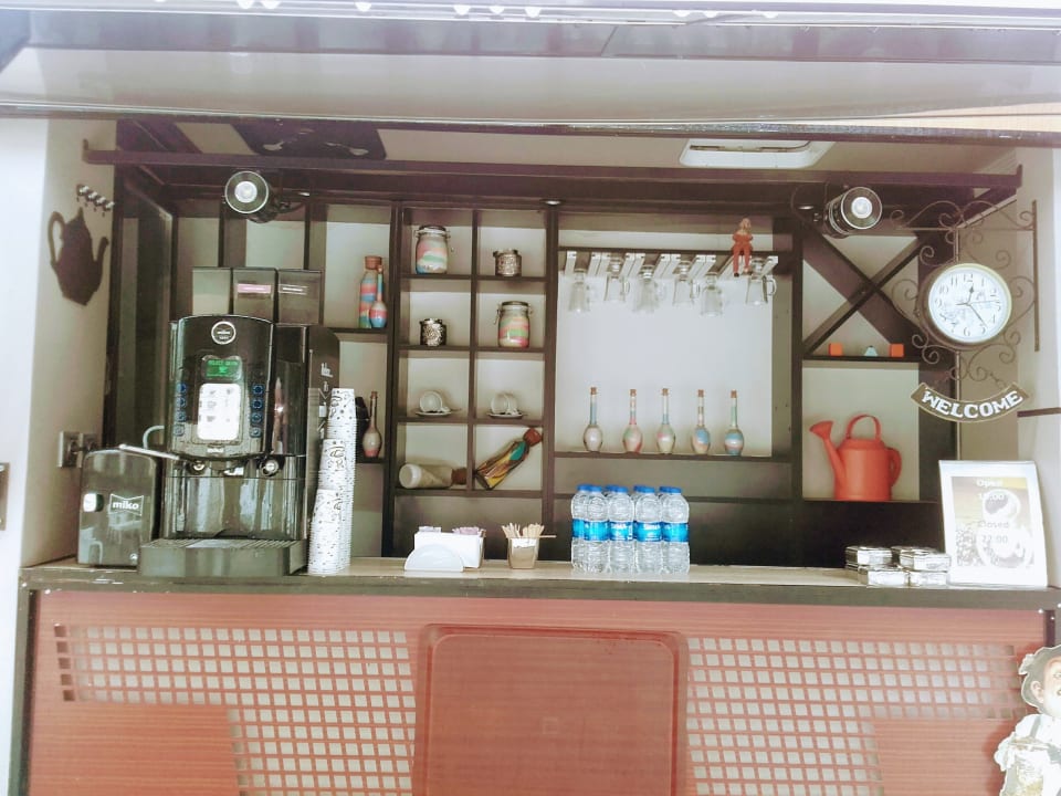 Foodtruck vor dem Eingang für Kaffee und alkoholfreien Geträ DoubleTree by Hilton Antalya-Kemer