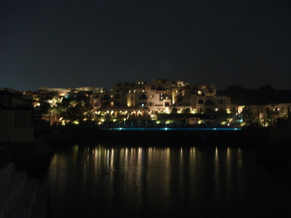 Bei Nacht The Cove Rotana Resort