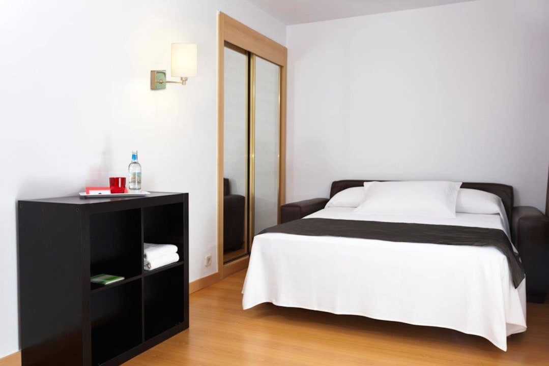 Habitación Familiar Cama Supletoria Hotel Cristina by Tigotan